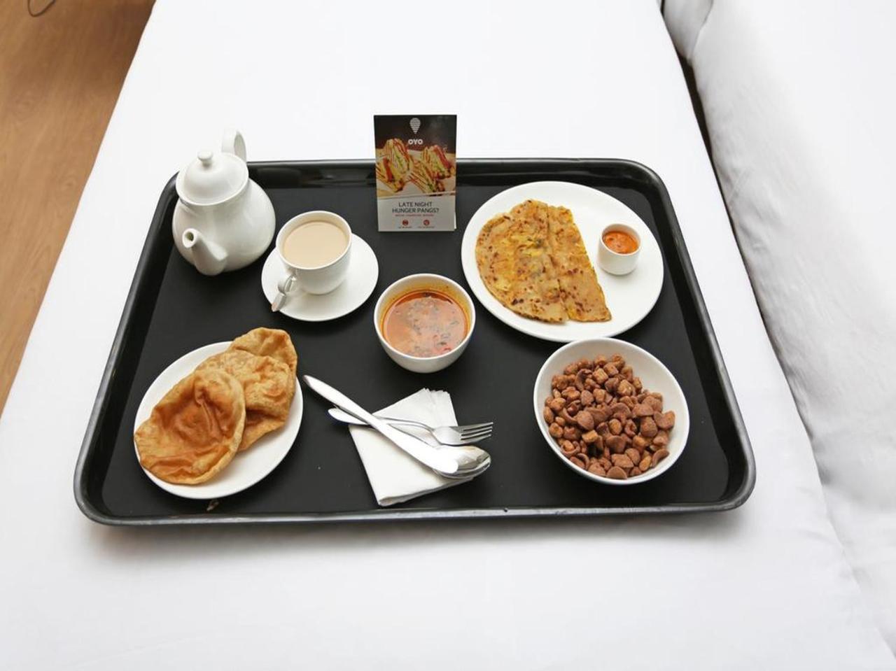 Hotel Oyo 16995 Sr Blessings Chinhat Esterno foto