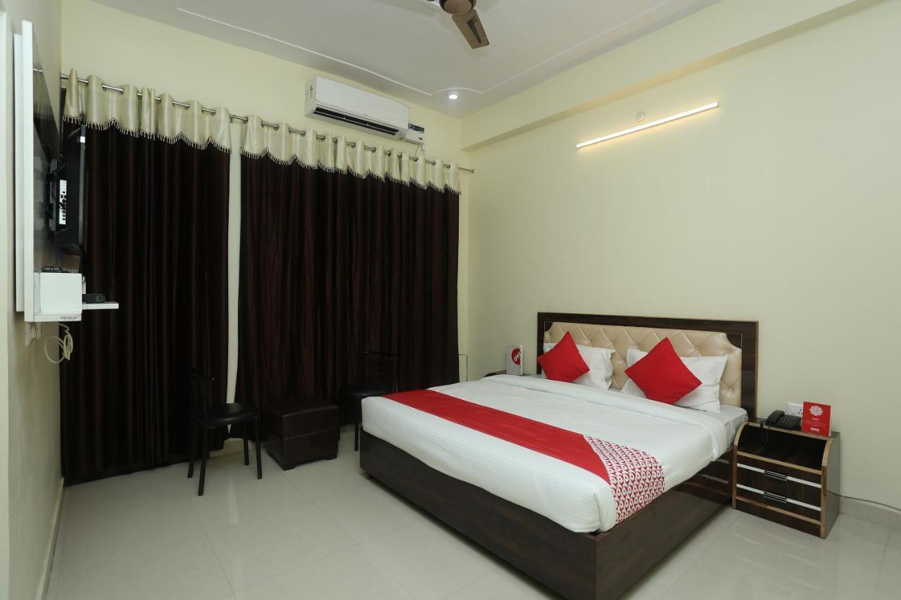 Hotel Oyo 16995 Sr Blessings Chinhat Esterno foto