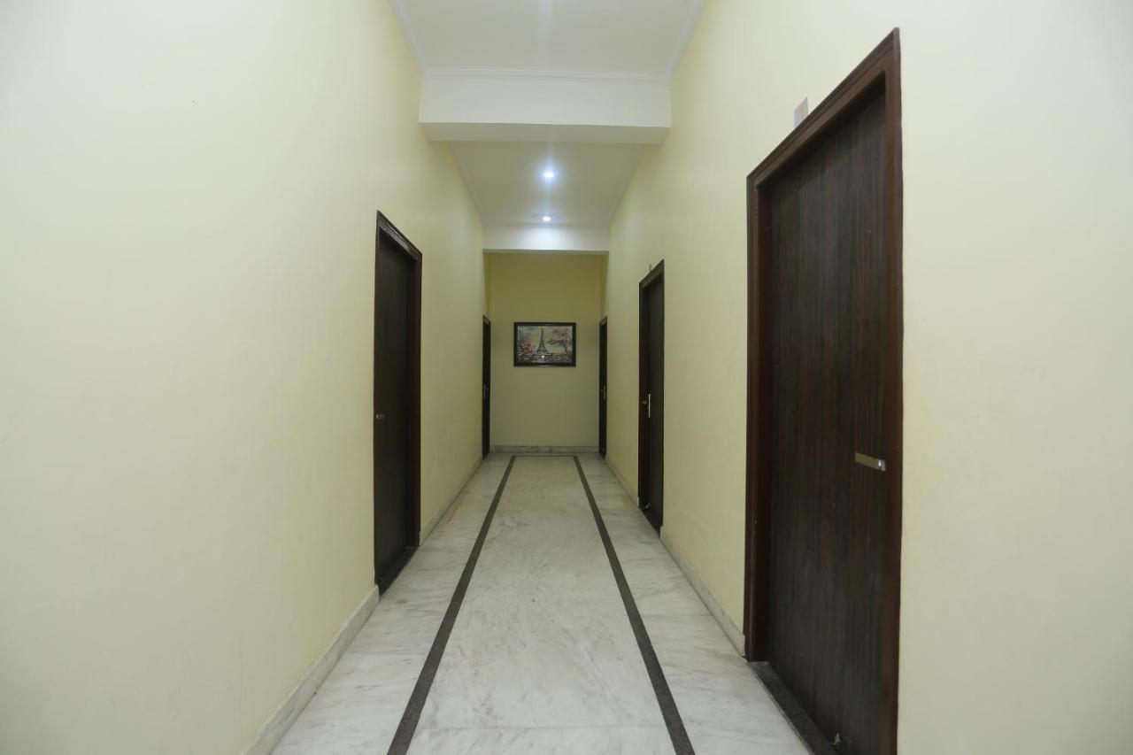 Hotel Oyo 16995 Sr Blessings Chinhat Esterno foto