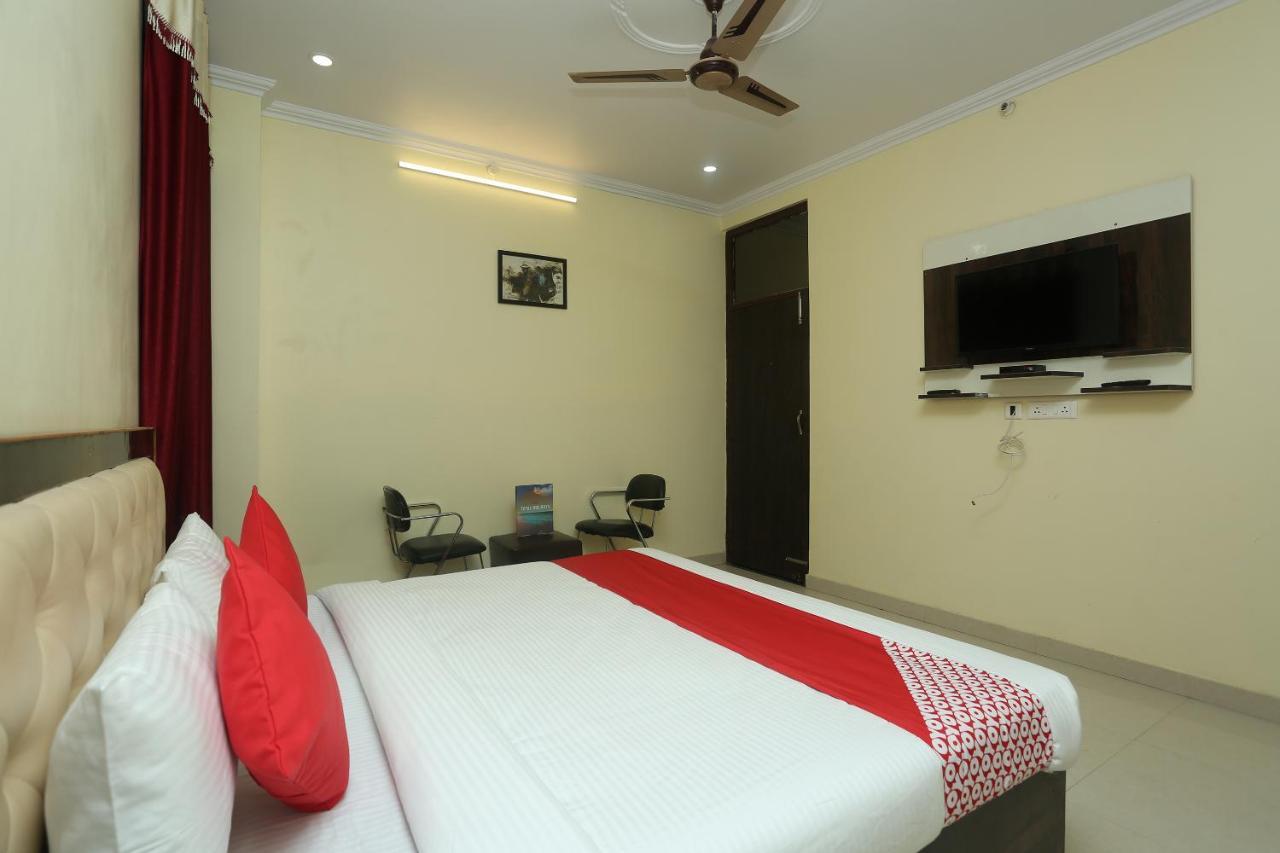 Hotel Oyo 16995 Sr Blessings Chinhat Esterno foto