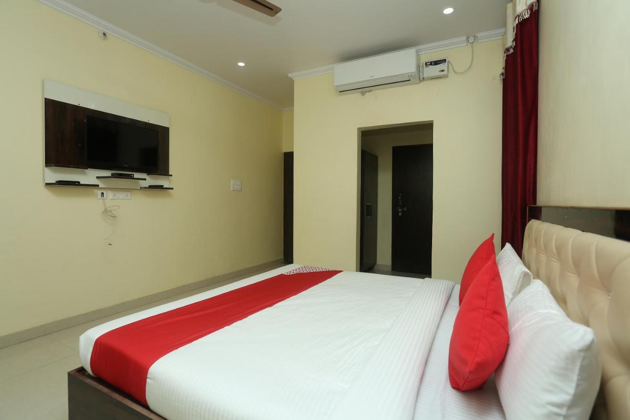 Hotel Oyo 16995 Sr Blessings Chinhat Esterno foto