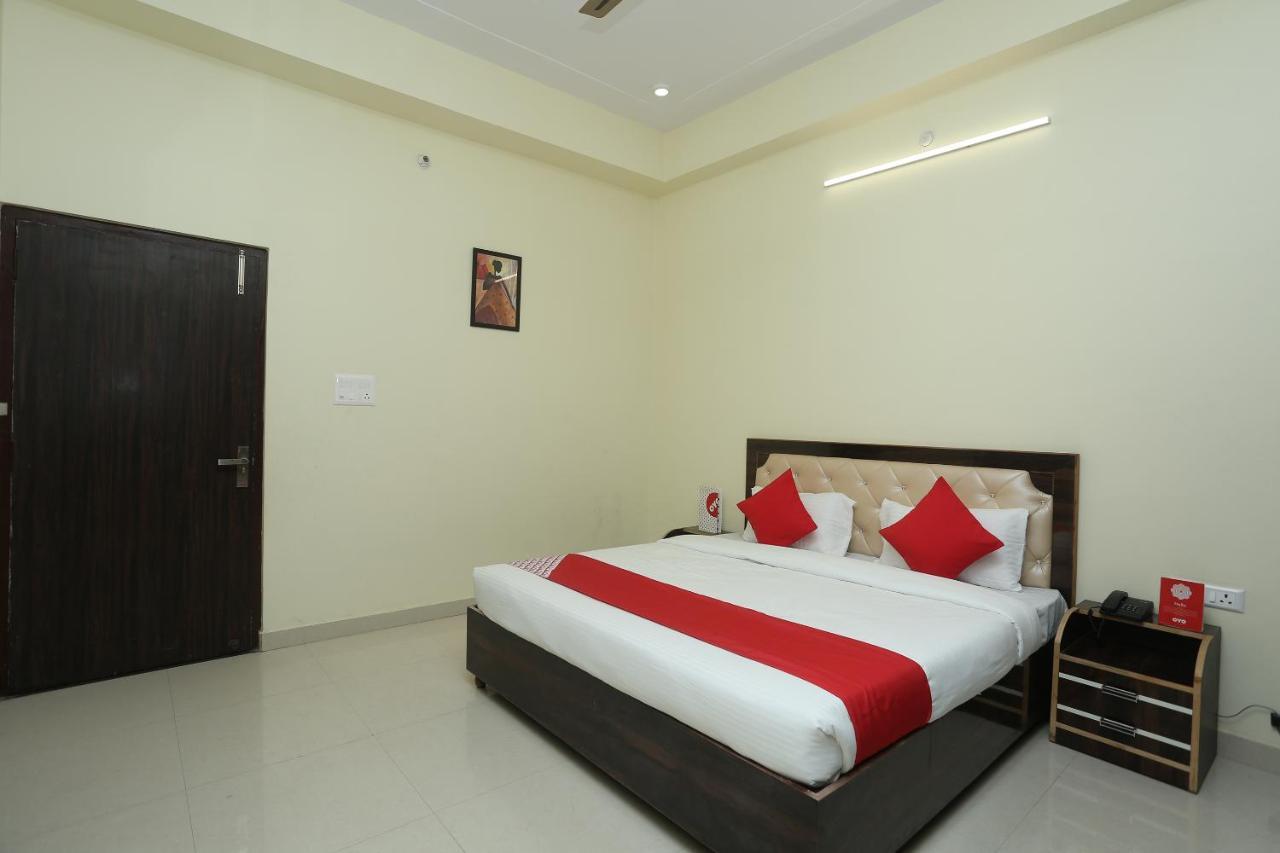 Hotel Oyo 16995 Sr Blessings Chinhat Esterno foto