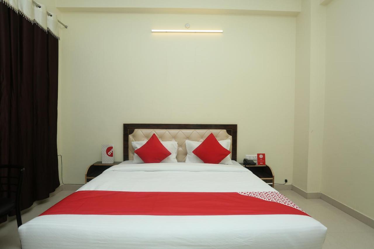 Hotel Oyo 16995 Sr Blessings Chinhat Esterno foto