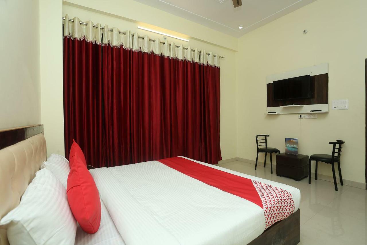 Hotel Oyo 16995 Sr Blessings Chinhat Esterno foto