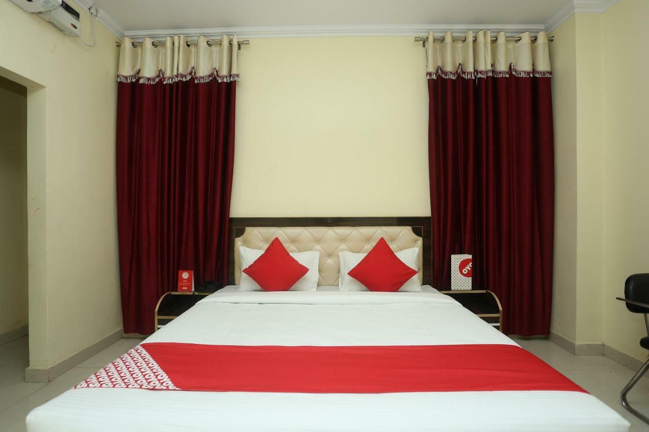 Hotel Oyo 16995 Sr Blessings Chinhat Esterno foto