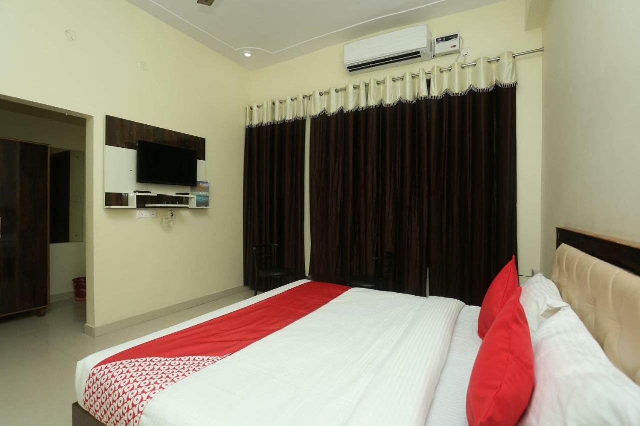 Hotel Oyo 16995 Sr Blessings Chinhat Esterno foto