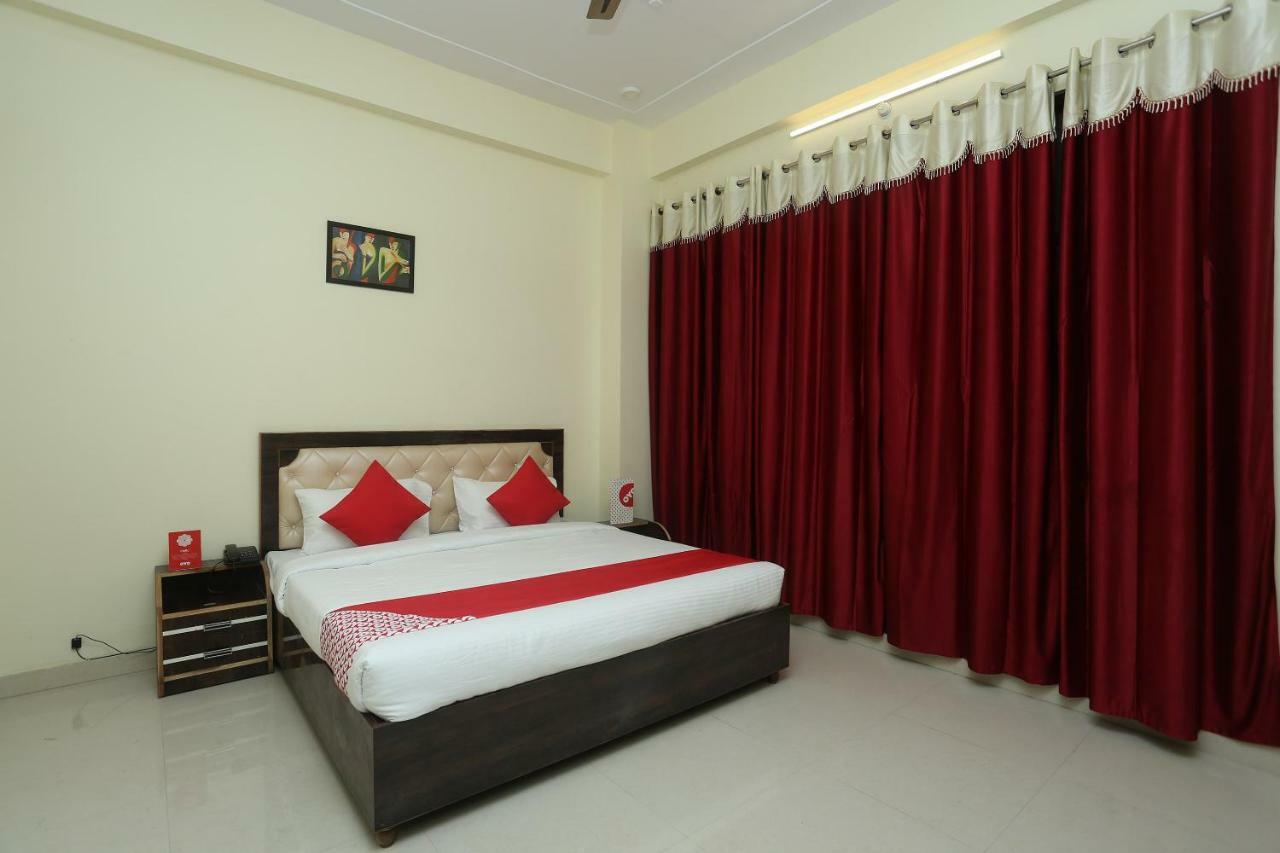 Hotel Oyo 16995 Sr Blessings Chinhat Esterno foto