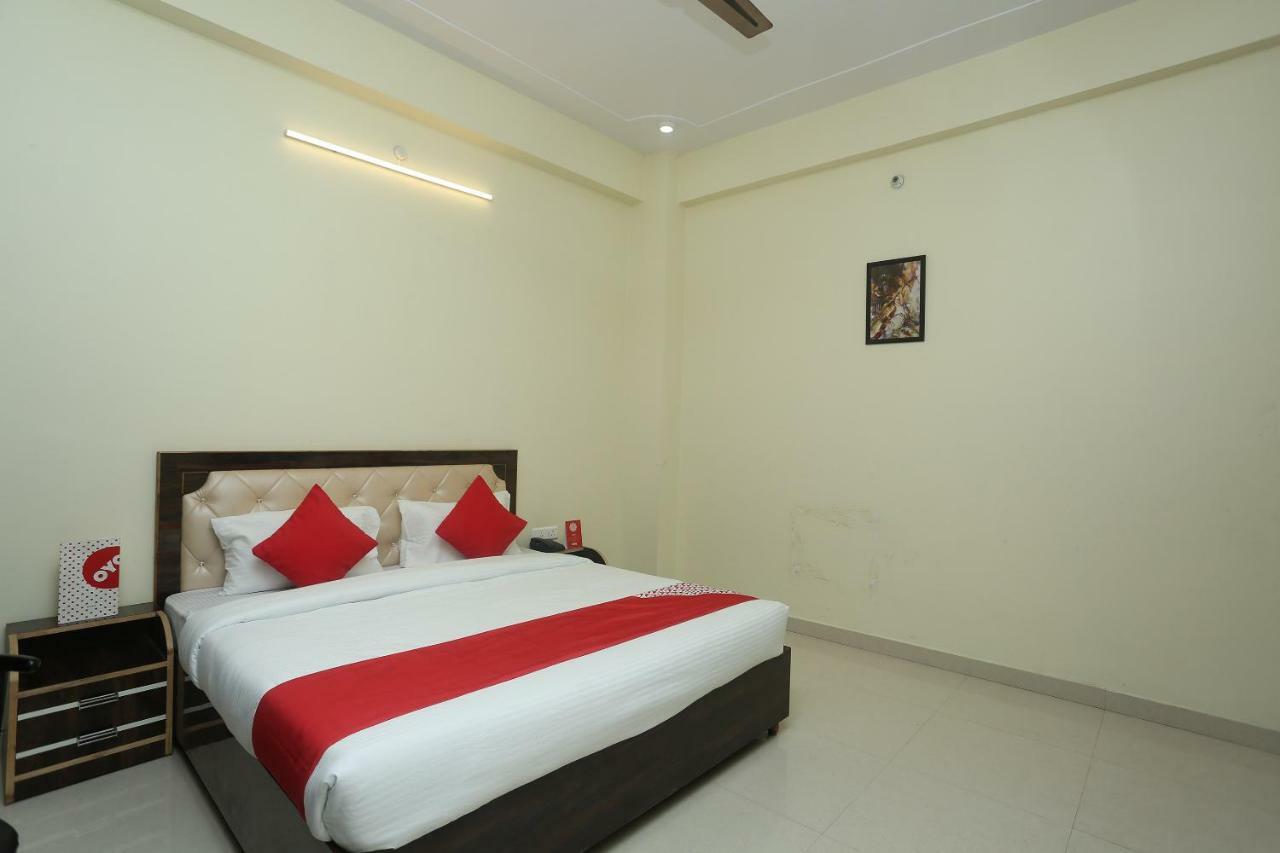 Hotel Oyo 16995 Sr Blessings Chinhat Esterno foto